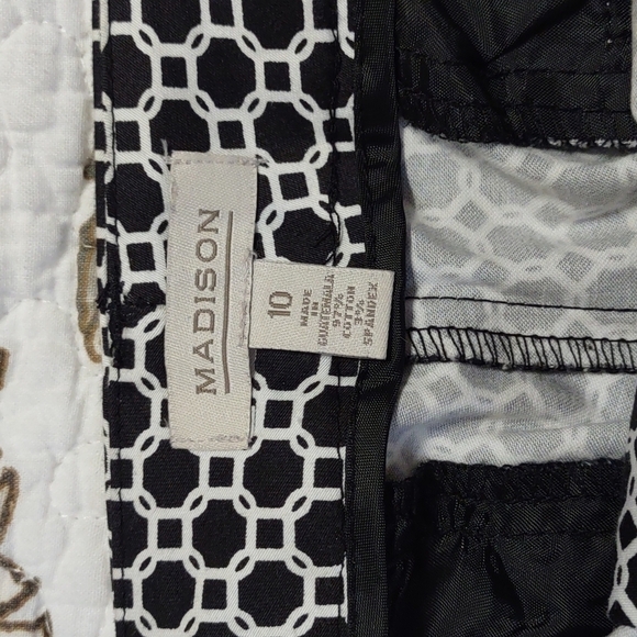 Madison Black and White Geometric Print Cropped Pants Size 10 - Picture 5 of 6